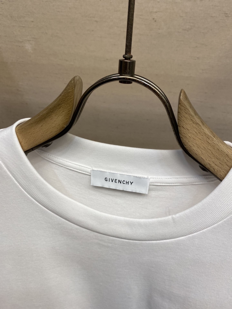 GIVENCHY